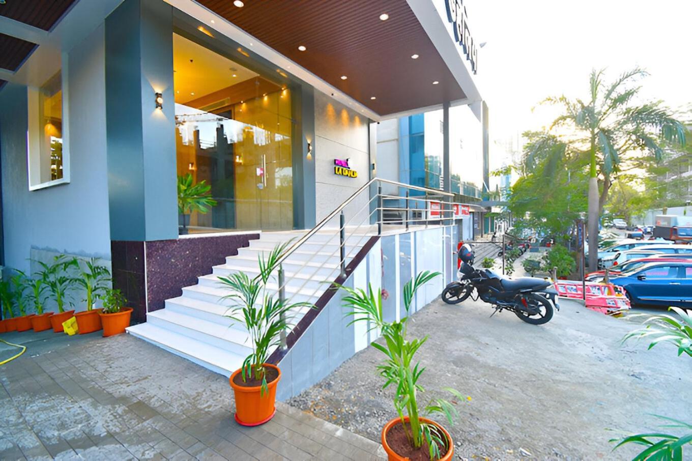 Glitz Hotels La Dahlia - Premium Thane Εξωτερικό φωτογραφία
